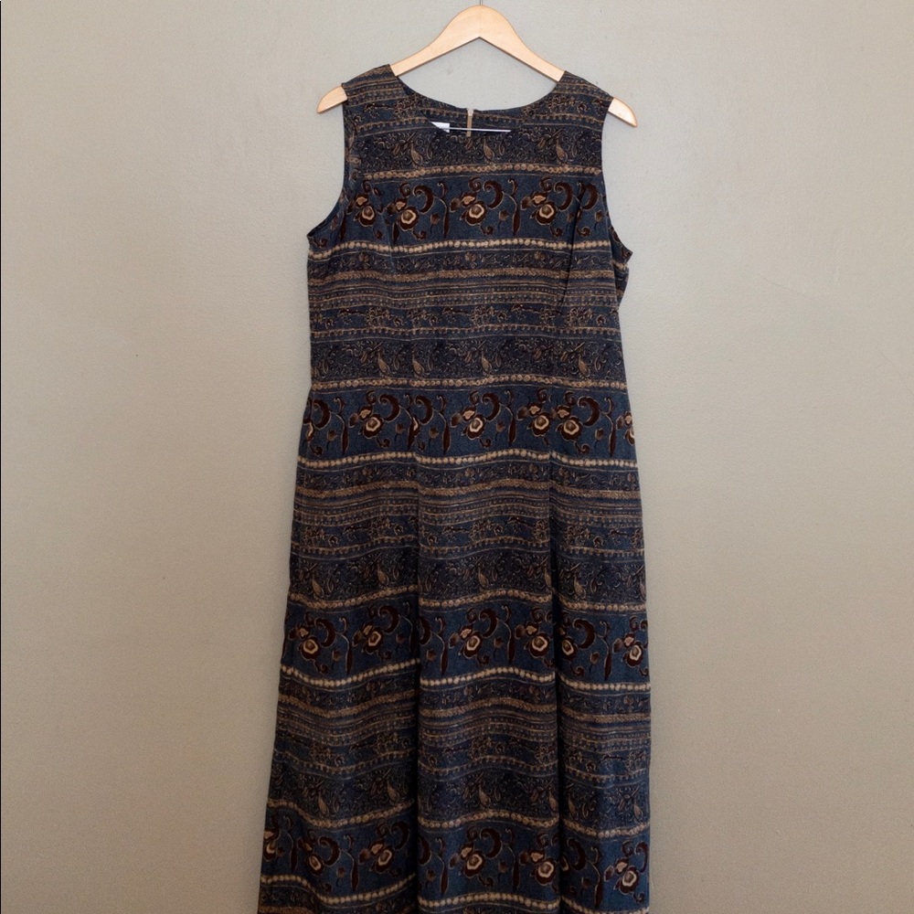 BETSY THING’S long vintage petite size jumper